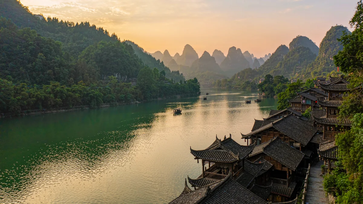 长沙+张家界+凤凰5日游：峰林、江水与吊脚楼的湖南山水人文长卷（AI 氛围示意图）