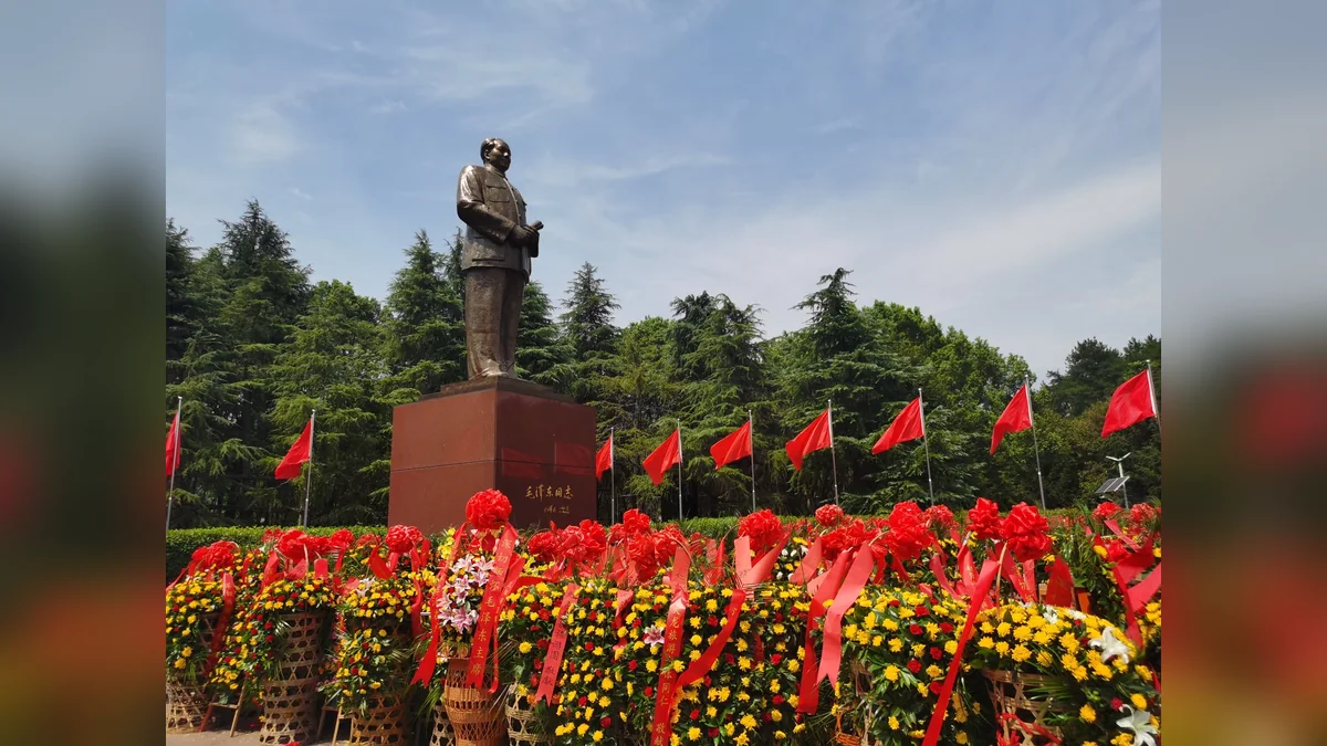 毛泽东铜像广场敬献花篮